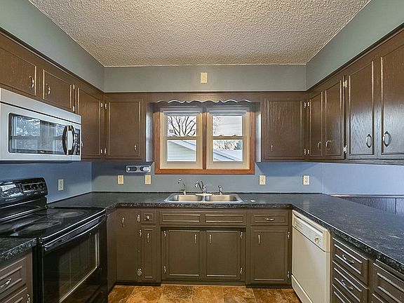 2nd image of 1014 W Prairie St