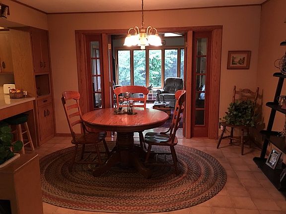 Very nice dining room
						:
						Right off of the kitchen