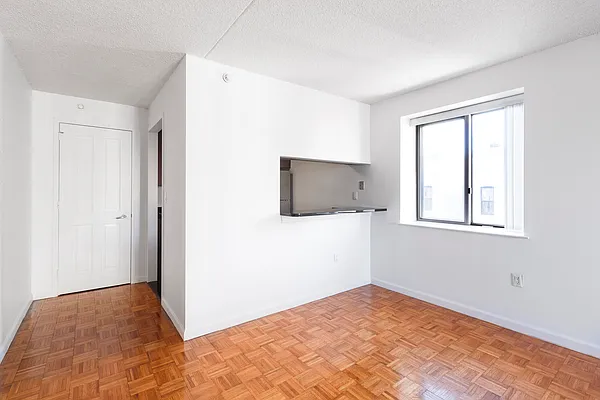 Sold by R New York | media 5