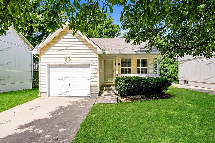 3 bed, 1.5 bath, 1002 sqft, $1,295 — Photo 1