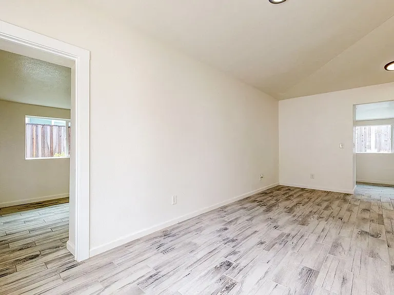 2113 Dennis Ln — Photo 6