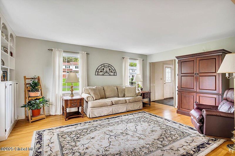 5th image of 11 Pinewood Drive