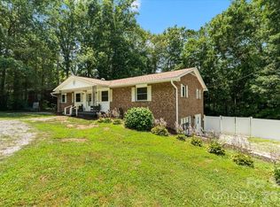 216 Dundeve Cir, Hendersonville, NC 28792