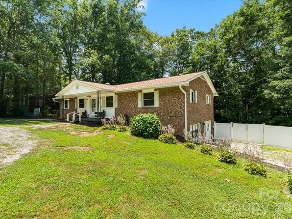 216 Dundeve Cir, Hendersonville, NC 28792