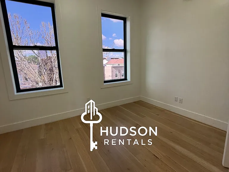 52 Grace St #3L — Photo 4