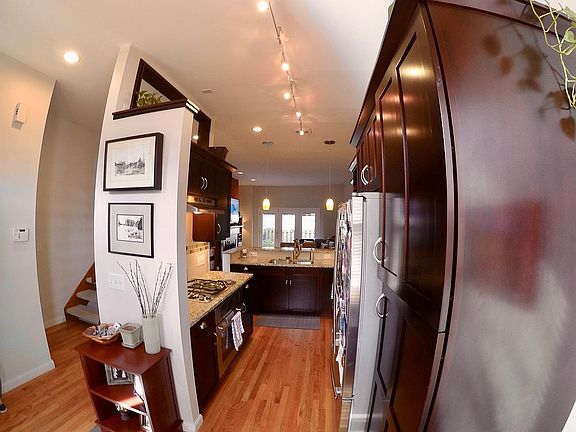 2nd image of 19 Manhattan Mews