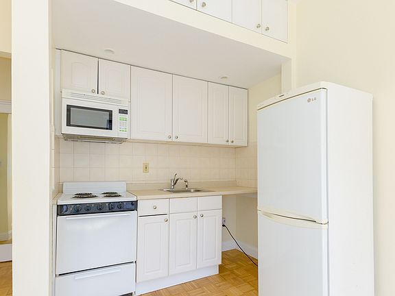 4th image of 465 W 57th St APT 2A