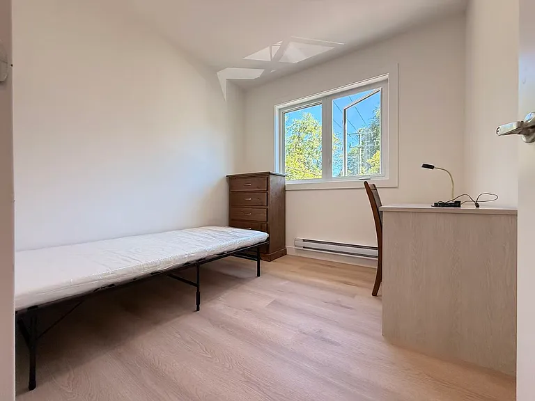 4750 Barker Cres — Photo 10