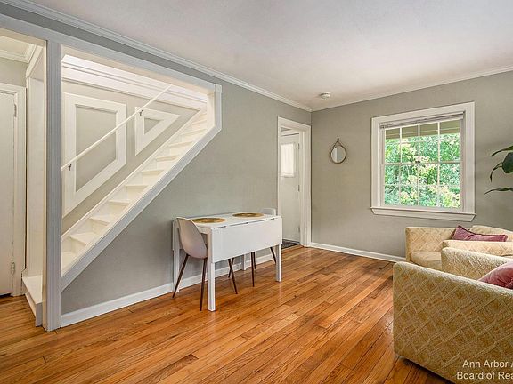 5th image of 2551 Fernwood Ave