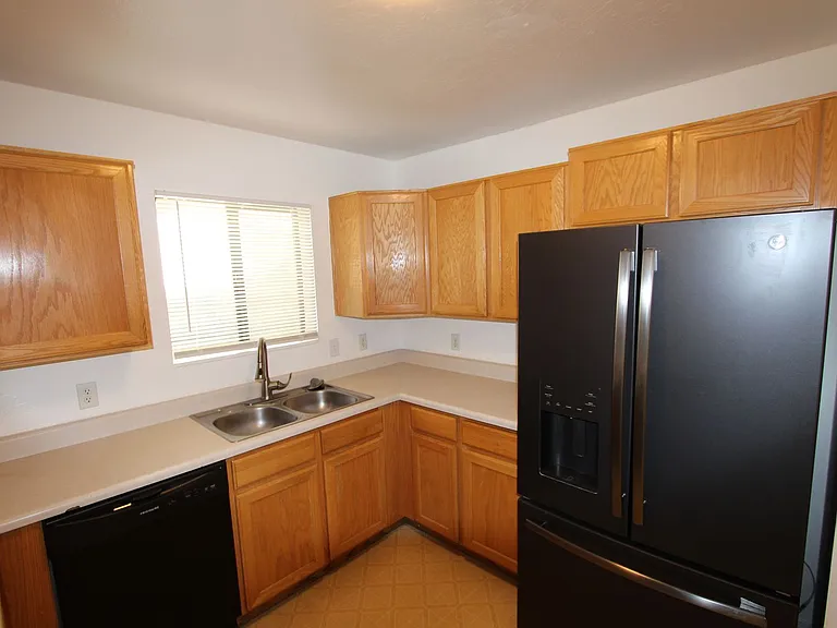 1909 E Maple Ave — Photo 8