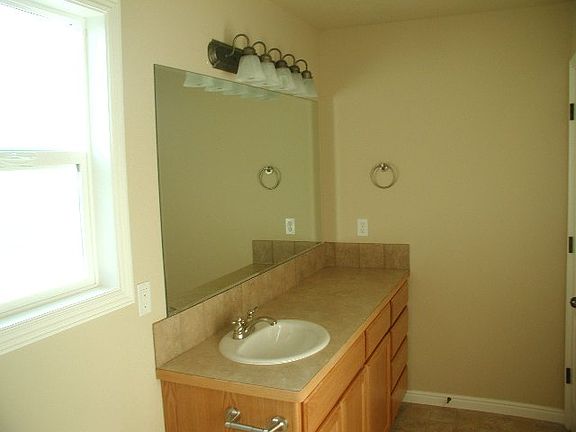 4th image of 2582 W Lincoln