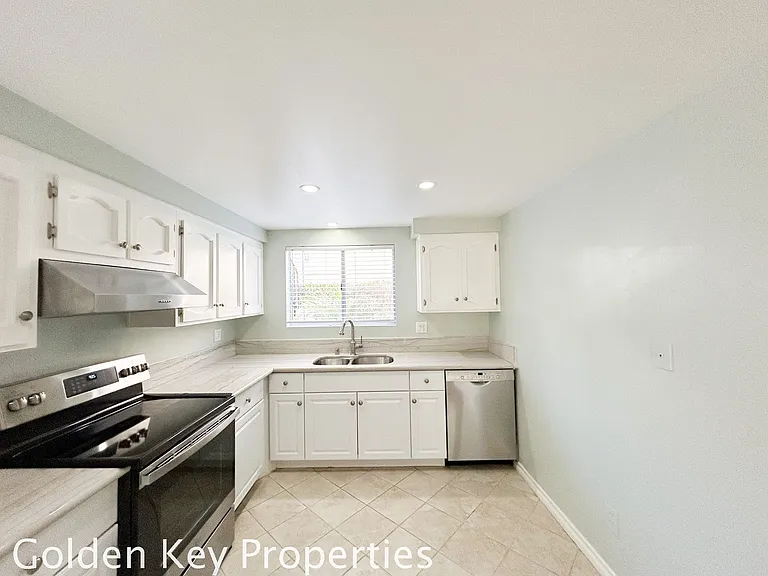 918 Caminito Estrada #E — Photo 2