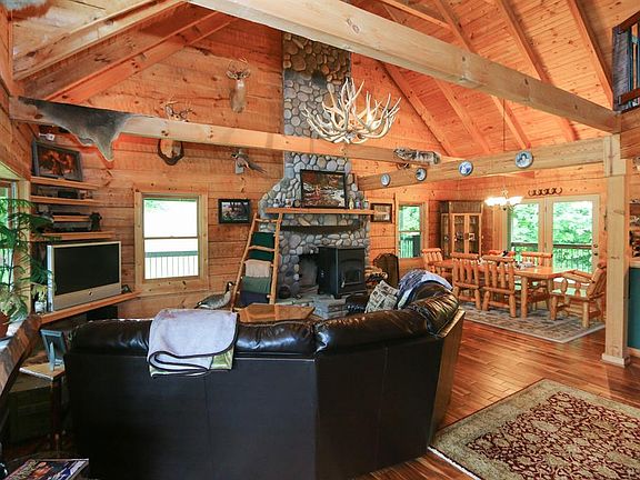 2nd image of 3030 Meadow Wood Ln