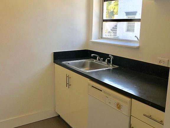 5th image of 1760 Normandy Dr APT 2