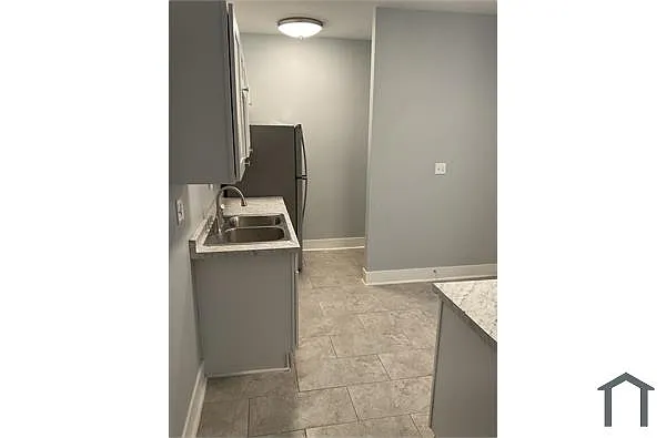 Building Photo - 1029 W 77th St #2A