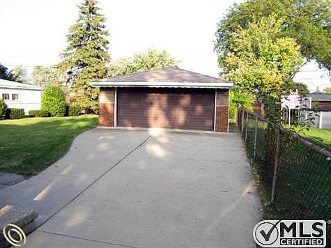 Driveway to garage.jpg