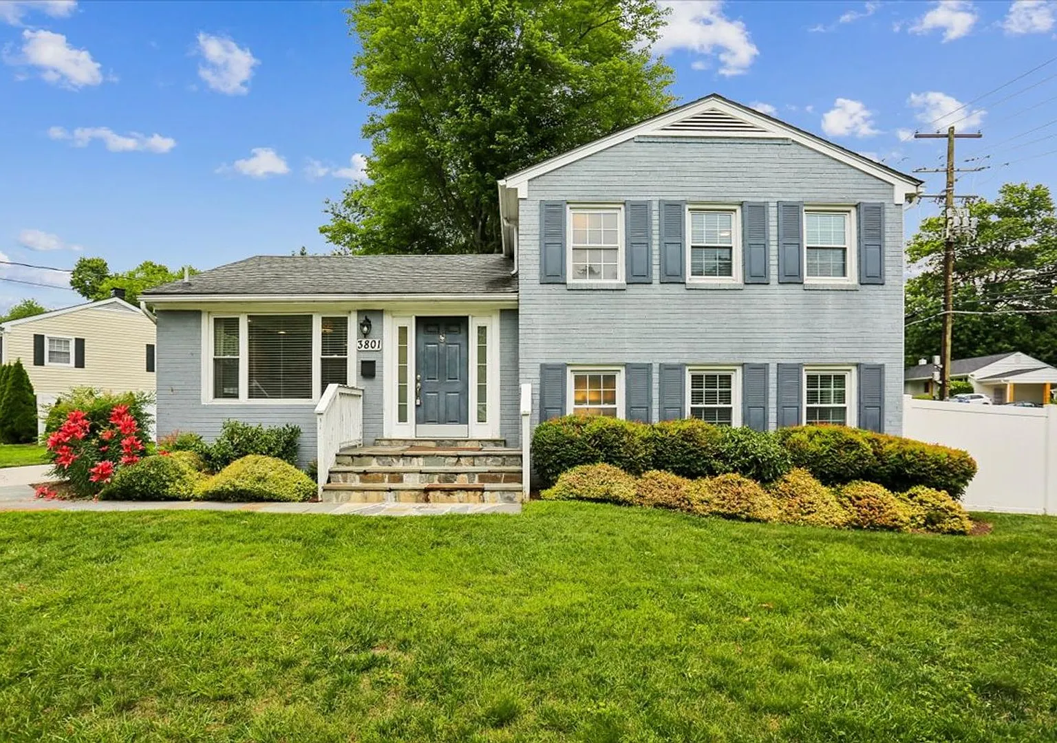 Picturesque Corner Lot Single Family Home in Kensington — Photo 1