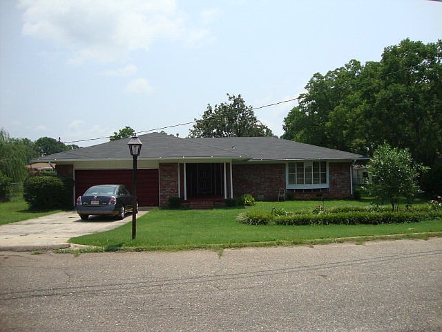1st image of 221 Bradford Dr