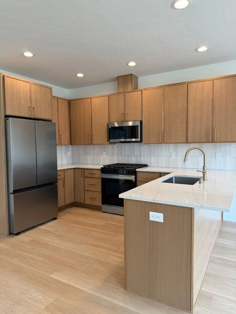 760 N Elkhorn Dr — Photo 2