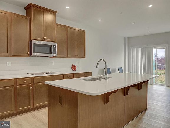 4th image of 741 Raeann Dr