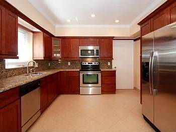 5th image of 410 NE 94th St
