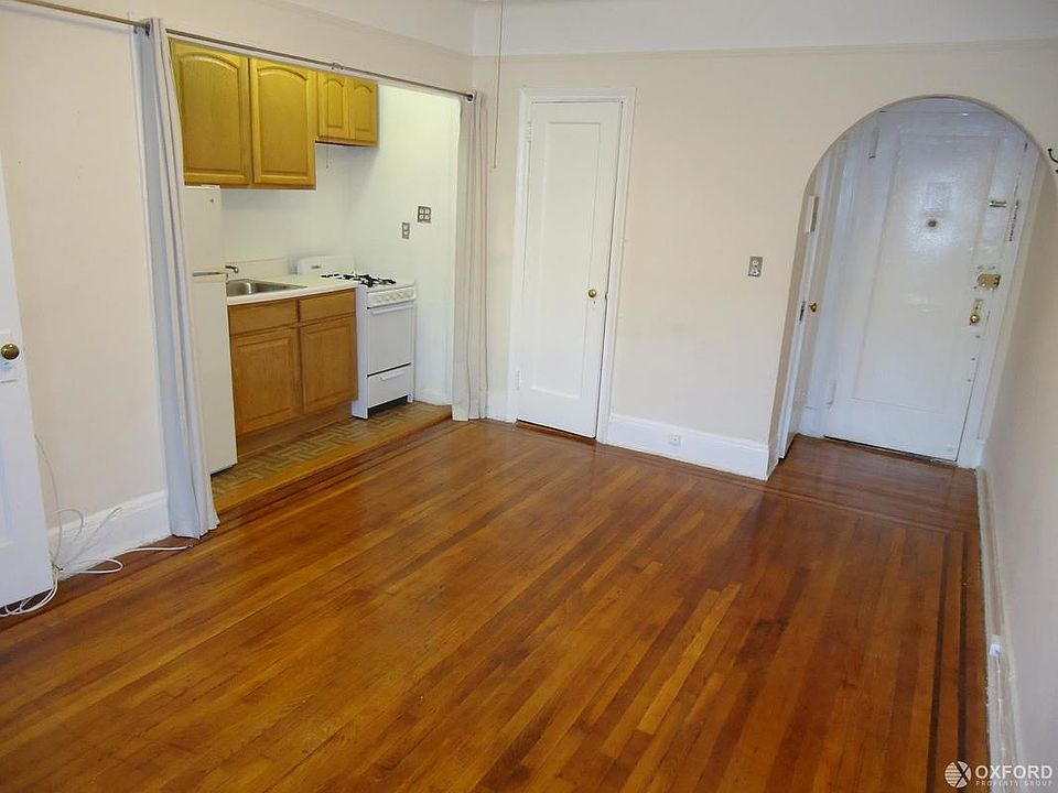 2nd image of 3216 Crescent St APT J1