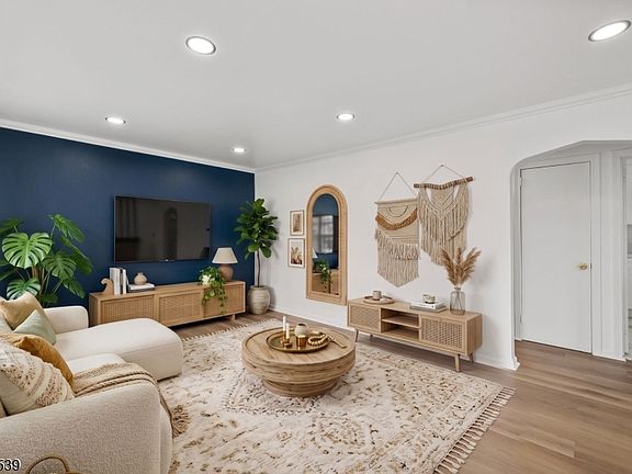 5th image of 74 Sherwood St