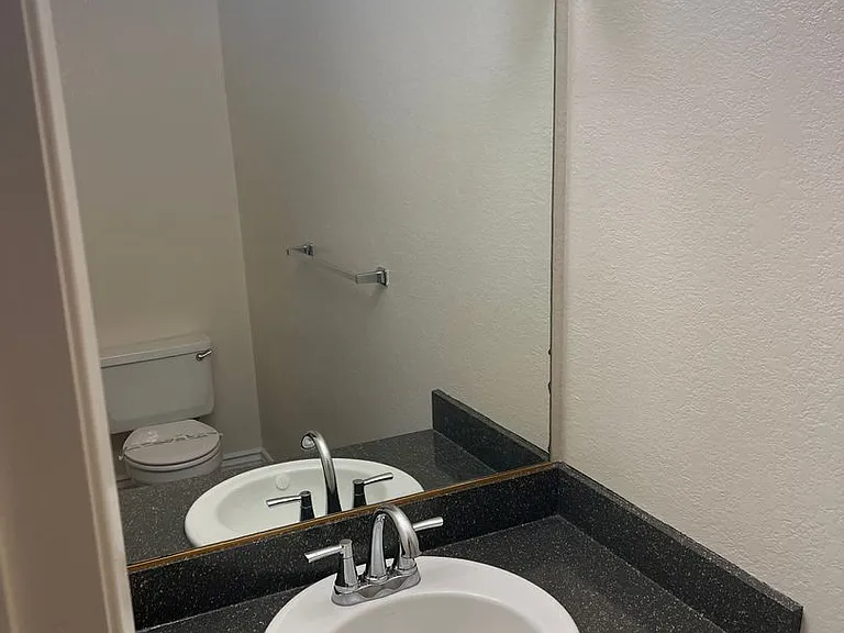 La Fuente Apartments — Photo 13