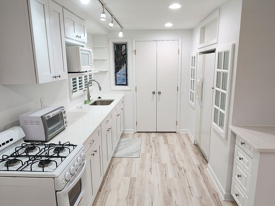 Amazing galley kitchen.