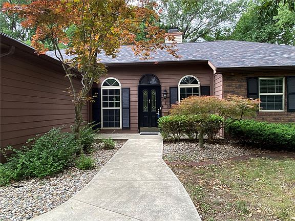 2nd image of 812 Tanglewood Dr