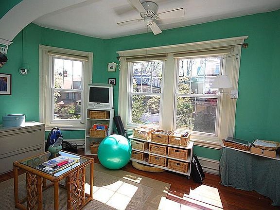3rd image of 423 W Stafford St
