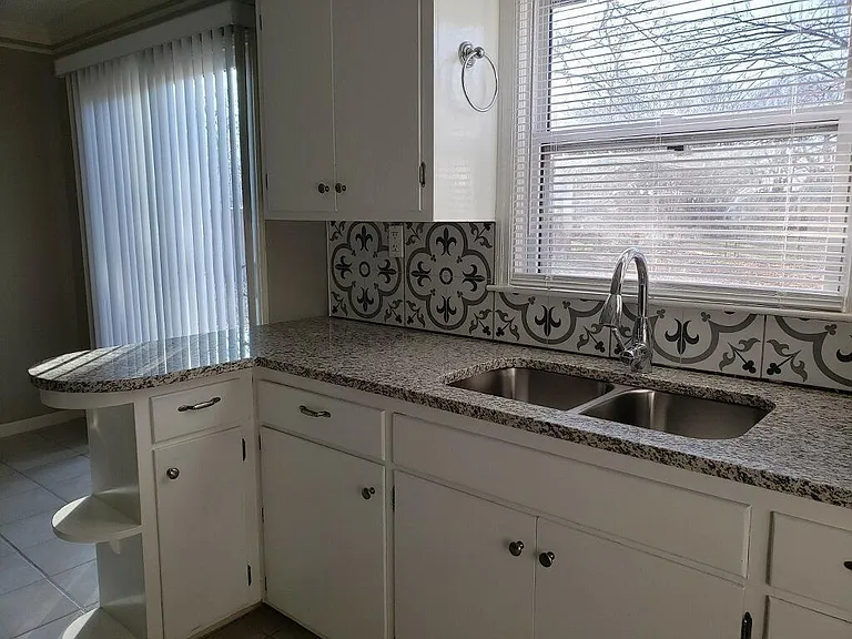 8326 Russell St — Photo 15