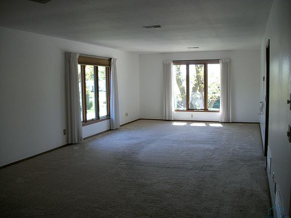 4th image of 1310 Greta St