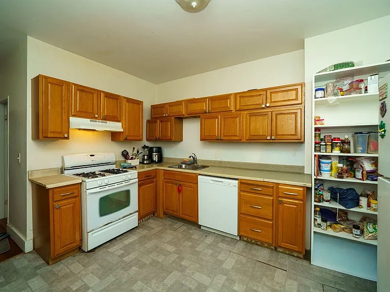 39 Strathmore Rd #2 — Photo 2
