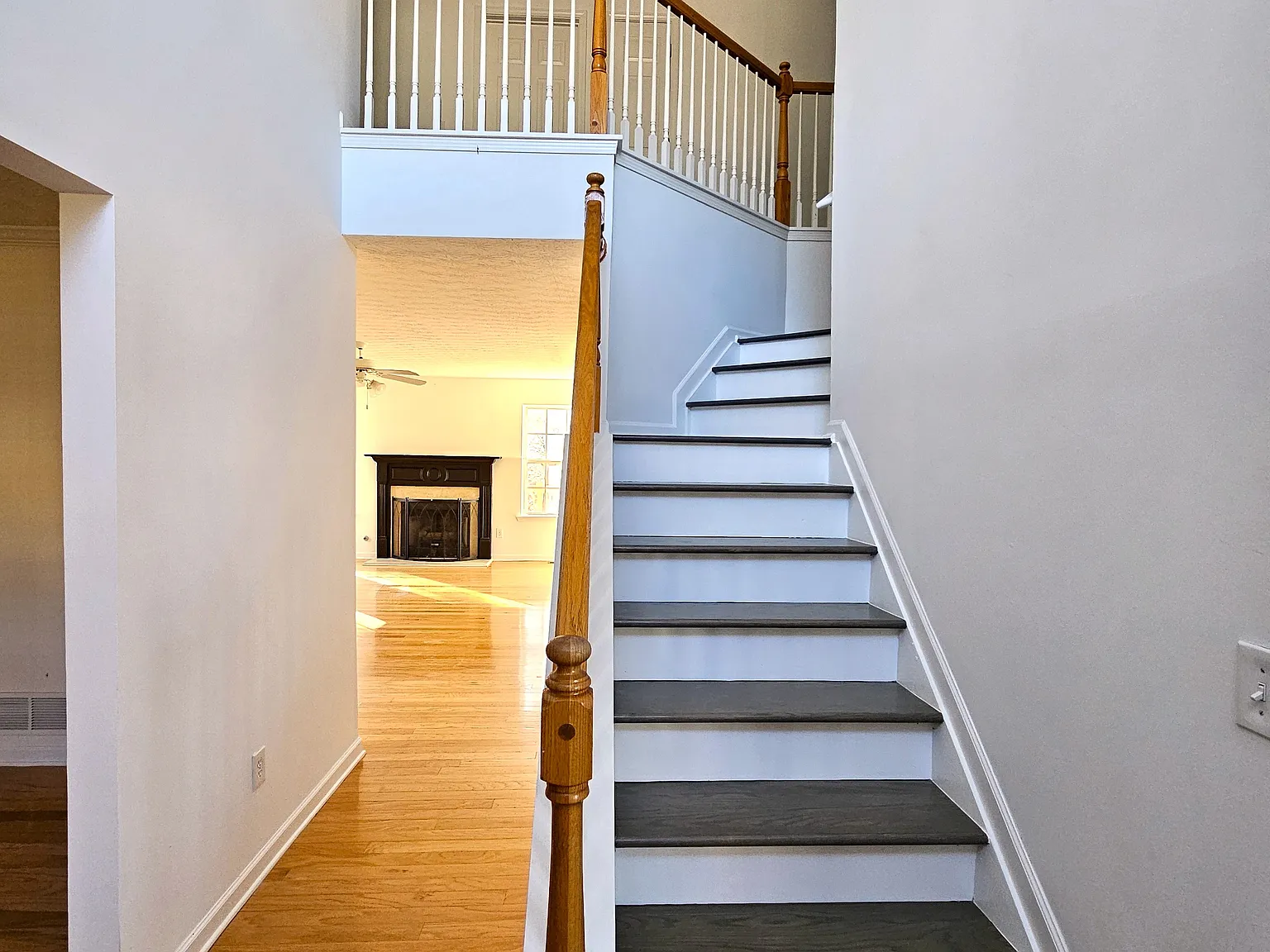875 Roxfield Ct — Photo 2