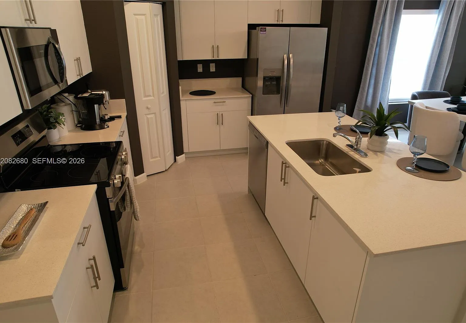 4 bed, 2382 sqft, $4,500 — Photo 2