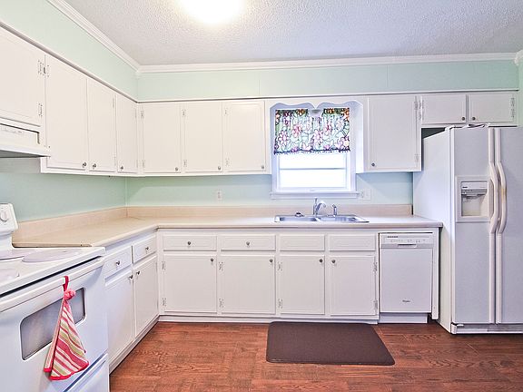 5th image of 220 Leona Dr