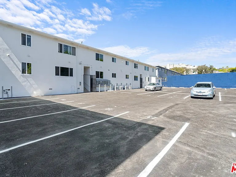 420 S Sepulveda Blvd #13 — Photo 23