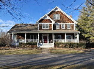 1190 W Old Mill Rd, Lake Forest, IL 60045