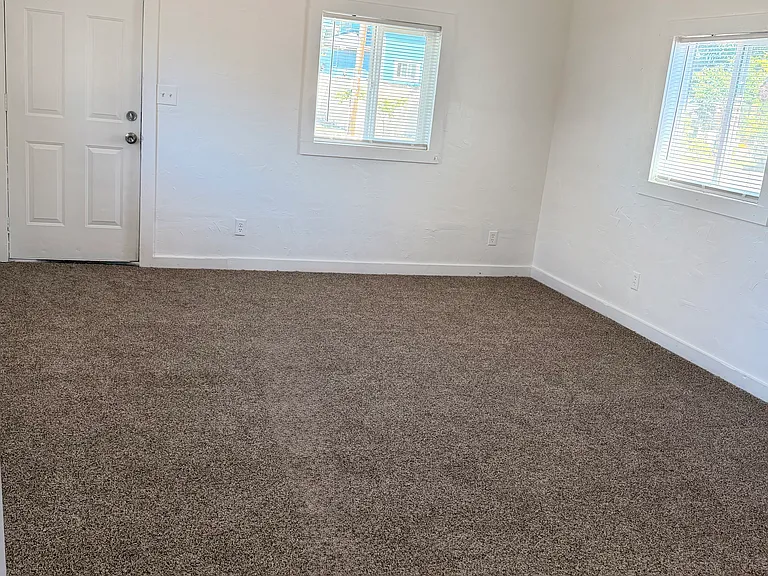 107 N Peach St — Photo 3