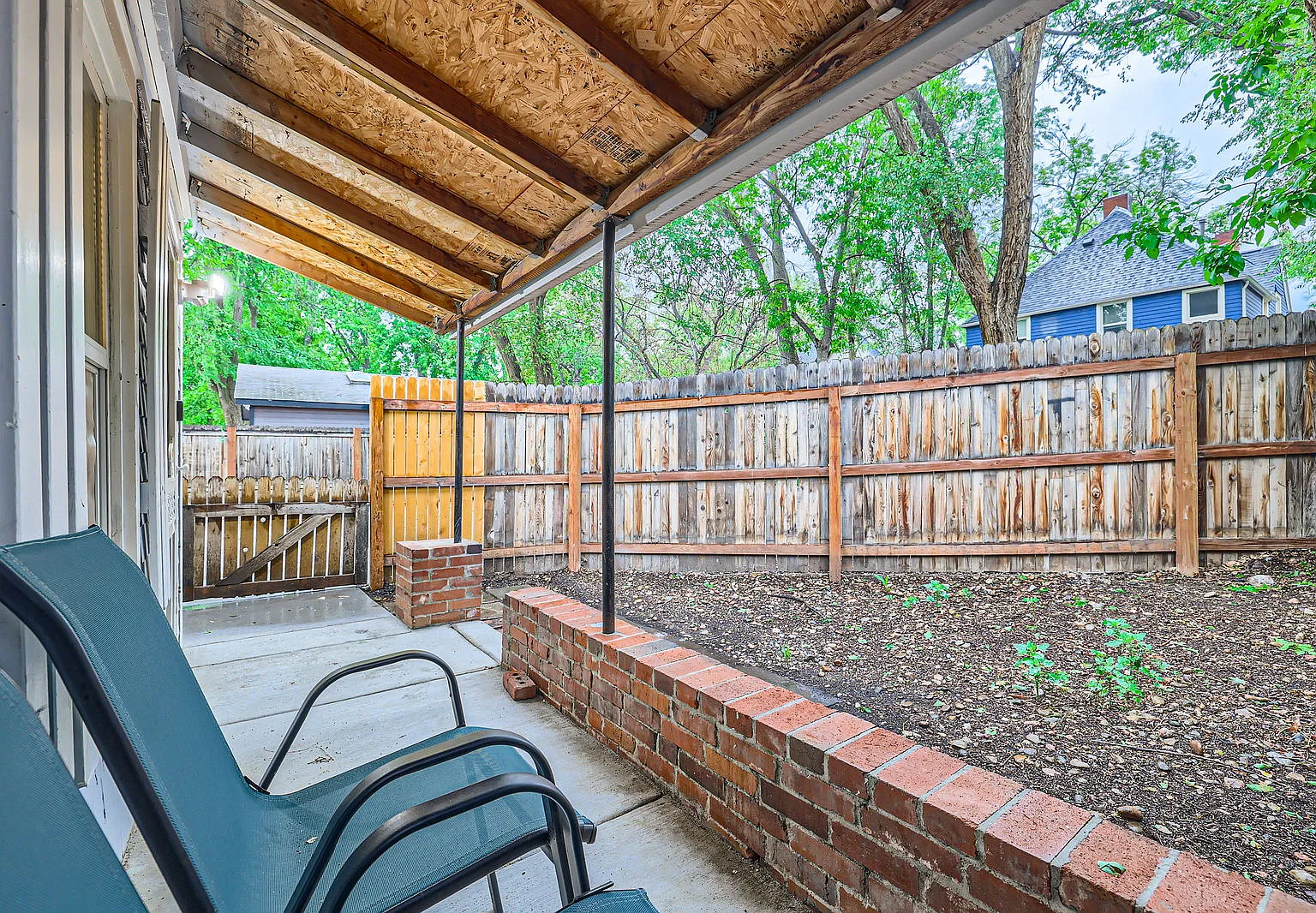 537 East Platte Avenue - 5 / Cottage — Photo 2