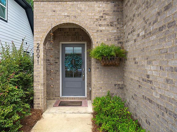 4th image of 2091 Springfield Dr