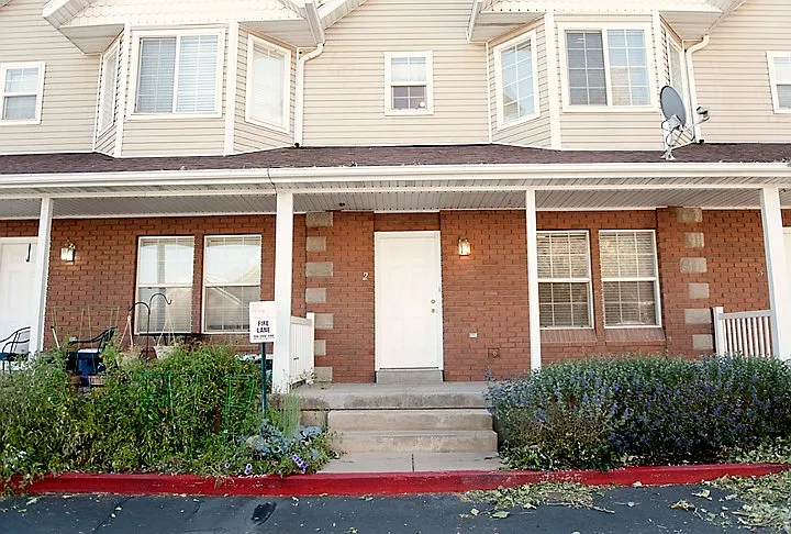 Bountiful 4 Bedroom, 2 Car Garage Townhome — Photo 1