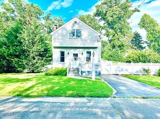 9 Hawthorne Ave, Babylon, NY 11704