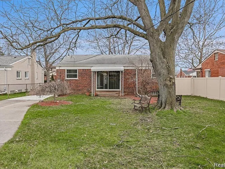 27203 Kennedy St — Photo 2