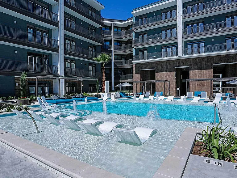 PearlWashington_ext_pool-2