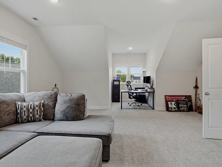 291 Burnside Dr — Photo 45