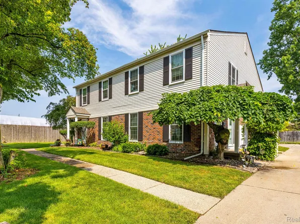 24035 Meadowbridge Dr, Clinton Township, MI 48035