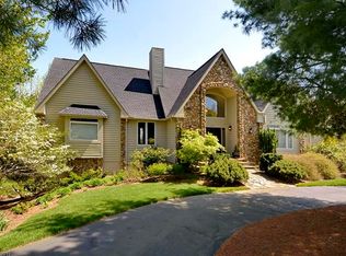 104 Brookhollow Dr, Flat Rock, NC 28731