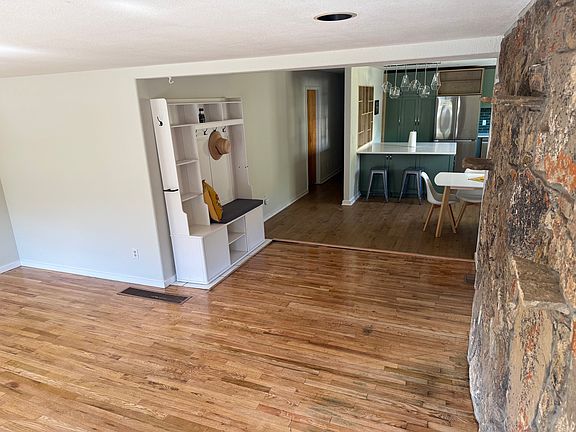 5th image of 646 E Main St